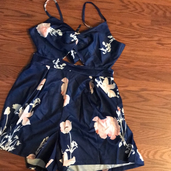 Last one❣️Open Back Navy Blue White Floral Romper - Picture 5 of 6